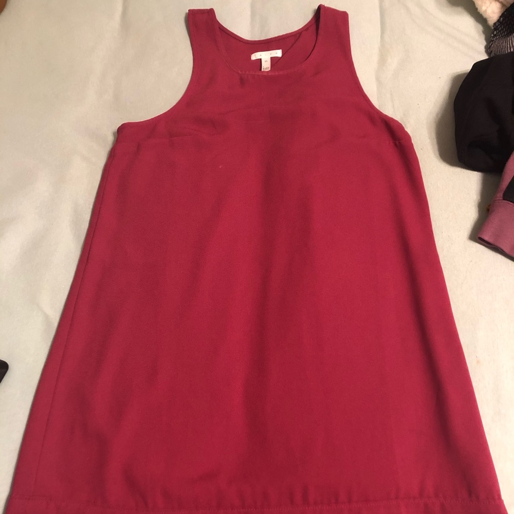 short maroon flowy dress